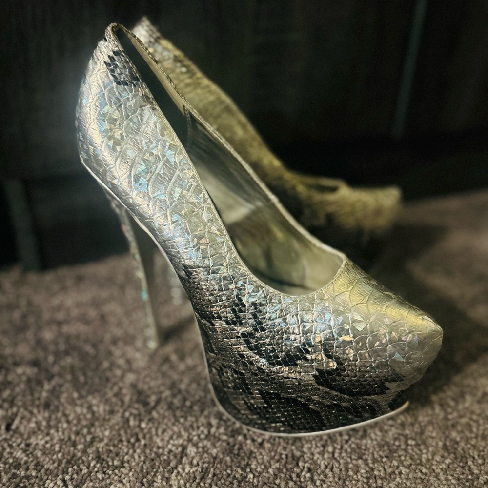 Liliana Silver Snakeskin Platform Heels (Never worn)